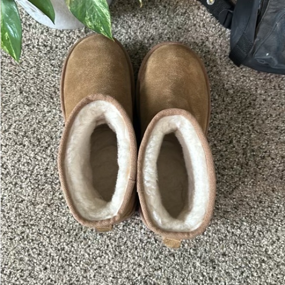 Practically brand new platform uggs. Only been worn once! - Picture 2 of 9
